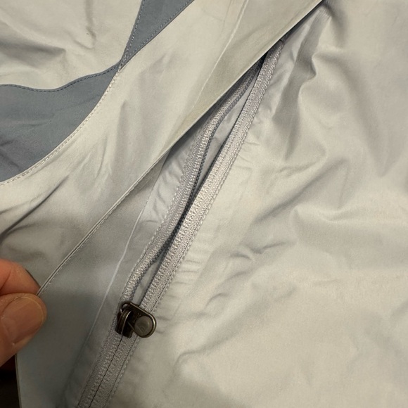 The North Face women’s GORETEX waterproof jacket - Picture 9 of 14